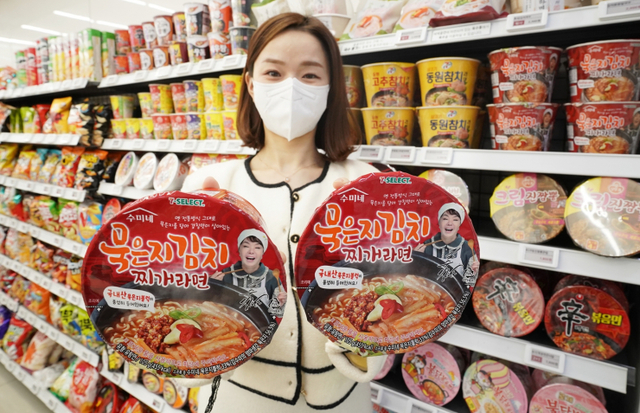 모델이 ‘수미네 묵은지김치찌개라면’을 선보이고 있다. (제공: 세븐일레븐)