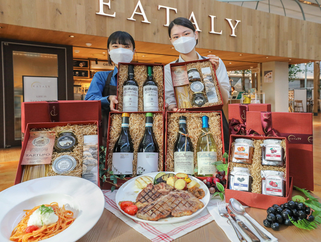 직원들이 지난 24일 오전 서울시 영등포구 더현대 서울 6층 이탈리 매장에서 ‘이탈리 선물세트’를 소개하고 있다. (제공: 현대백화점)