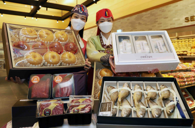 모델들이 신세계백화점에서 설 선물 세트 상품을 선보이고 있다. (제공: 신세계백화점)