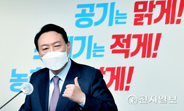 [천지일보=박준성 기자] 국민의힘 윤석열 대선 후보가 25일 서울 여의도 중앙당사에서 ‘공기는 맑게, 쓰레기는 적게, 농촌은 잘살게’를 주제로한 환경·농업 관련 공약과 운동하는 국민들에 국민건강보험료를 환급하는 내용을 담은 스포츠 공약 발표를 마친 뒤 취재진 질의에 답하고 있다. ⓒ천지일보 2022.1.25