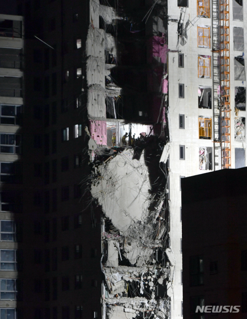 [광주=뉴시스] 광주 서구 화정동 현대산업개발 신축 아파트 붕괴 사고 15일째인 25일 오후 구조당국 등이 고층에서 야간 실종자 수색작업을 하고 있다.