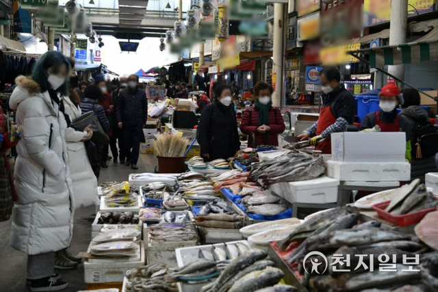 [천지일보 청주=이진희 기자] 24일 충북 청주시 육거리종합시장에서 시민이 생선을 고르고 있다. ⓒ천지일보 2022.1.25
