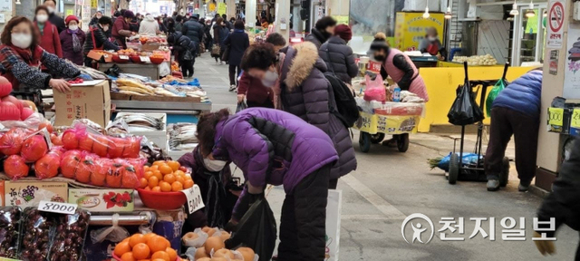 [천지일보 청주=홍나리 기자] 24일 충북 청주시 육거리종합시장에서 제수용 과일을 고르고 있는 시민의 모습. ⓒ천지일보 2022.1.25