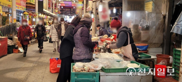 [천지일보 청주=이진희 기자] 명절을 앞둔 24일 충북 청주시 육거리종합시장에서 두부를 사고 있는 시민의 모습. ⓒ천지일보 2022.1.25