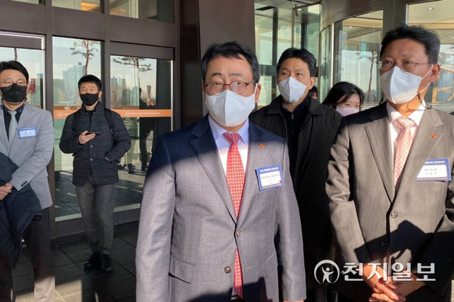 [천지일보=손지아 기자] 유영상 SK텔레콤 대표이사가 21일 서울 여의도 63컨벤션센터에서 열린 2022년 방송통신인 신년인사회에 참석한 후 건물을 나서고 있다. ⓒ천지일보 2022.1.21