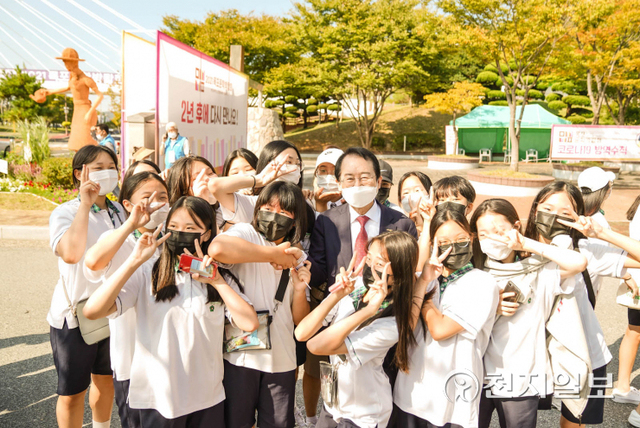 지난해 10월 목포문학관에서 김종식 목포시장이 학생들과 문학박람회 개장 기념 사진을 찍고 있는 모습. (제공: 목포시) ⓒ천지일보 2022.1.25