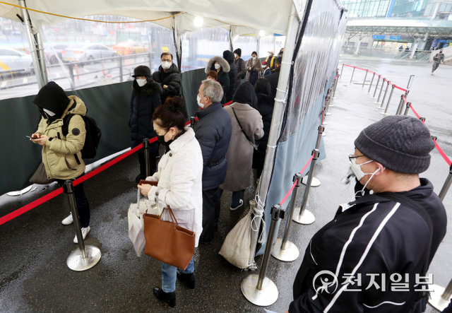 [천지일보=남승우 기자] 신종 코로나바이러스 감염증(코로나19) 신규 확진자가 8571명으로 집계되면서 역대 최다치를 기록한 25일 오전 서울역 광장 임시 선별검사소에서 시민들이 코로나19 검사를 기다리고 있다. ⓒ천지일보 2022.1.25
