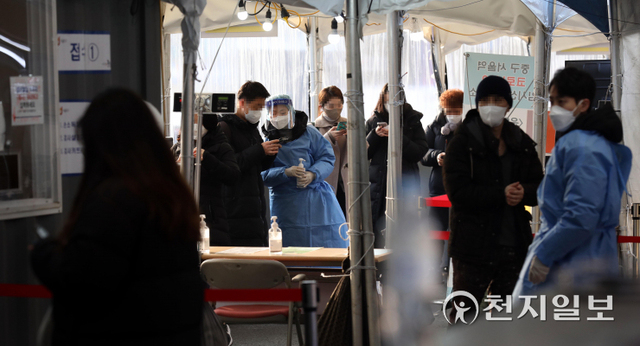 [천지일보=남승우 기자] 신종 코로나바이러스 감염증(코로나19) 신규 확진자가 처음으로 1만명을 넘어선 가운데 26일 오전 서울역 광장 임시 선별검사소에서 시민들이 검사를 받기 위해 줄을 서서 기다리고 있다. 이날 코로나19 신규 확진자는 1만 3012명으로 집계됐다. ⓒ천지일보 2022.1.26