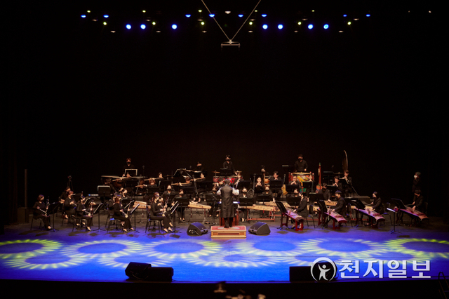 25일 진주 경남문화예술회관 대공연장에서 진주시립국악관현악단 제70회 정기 국악 연주회 ‘만남 AI & 함께’ 공연이 진행되고 있다. (제공: 진주시) ⓒ천지일보 2022.1.26