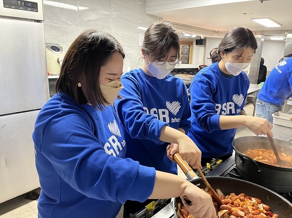 bhc치킨 ‘해바라기 봉사단’ 6기 2조가 급식 봉사활동을 하고 있다. (제공: bhc치킨)