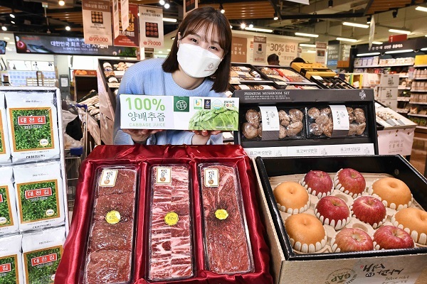 26일 서울 등촌동 홈플러스 강서점에서 사과+배, 소고기 갈비+제수용 등 반반으로 구성된 ‘반반 신선 선물세트’를 모델이 소개하고 있다. (제공: 홈플러스)