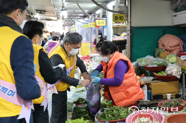 한국남동발전 나눔봉사단이 설 명절을 앞둔 지난 26일 진주 자유시장에서 ‘전통시장 활성화 캠페인’을 진행하고 있다. (제공: 한국남동발전) ⓒ천지일보 2022.1.27