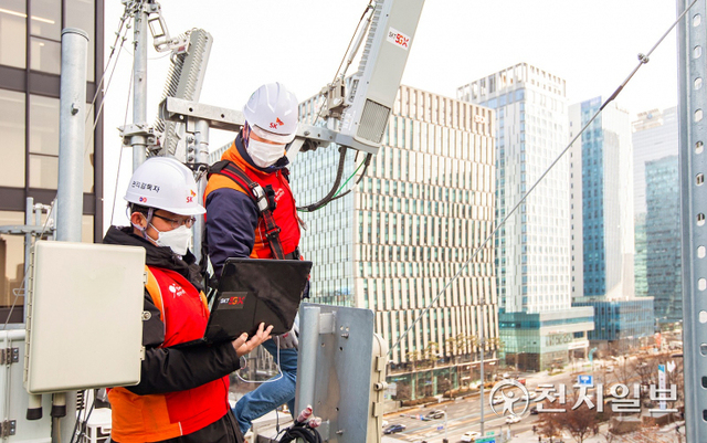 직원들이 SK텔레콤의 싱글랜 기술을 테스트하고 있다. (제공: SK텔레콤) ⓒ천지일보 2022.1.26