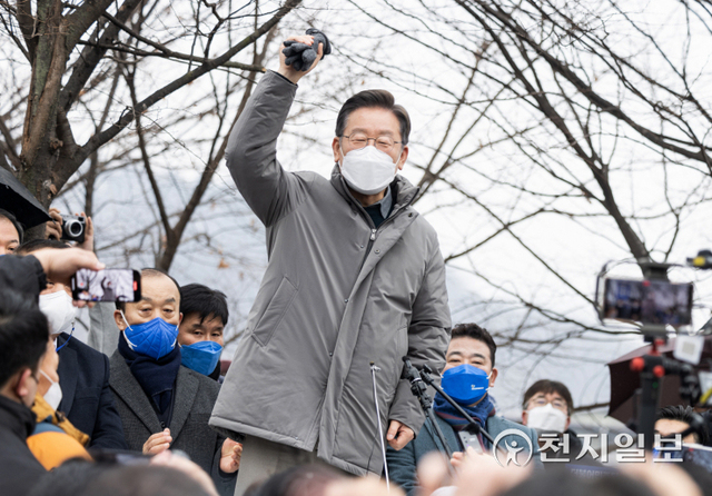 [천지일보=박준성 기자] 더불어민주당 이재명 대선 후보가 경기 매타버스(매주 타는 민생 버스) 사흘째를 맞은 25일 경기도 가평군 가평철길공원에서 열린 즉석 거리연설에서 지지를 호소하고 있다. (제공: 민주당 선대위) ⓒ천지일보 2022.1.25