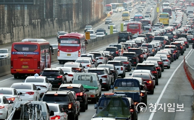 [천지일보=박준성 기자] 설 연휴를 하루 앞둔 23일 오후 서울 서초구 잠원IC 인근 경부고속도로 하행선에 귀성길 차들이 줄지어 이동하고 있다.ⓒ천지일보 2020.1.23