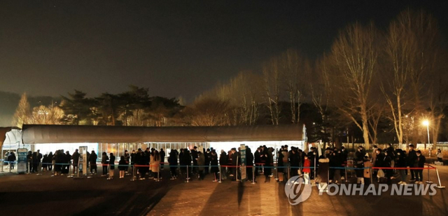 코로나19 오미크론 변이 대유행이 본격화하면서 26일 오후 6시 현재 신규 확진자가 이미 1만명을 넘은 것으로 나타났다. 방역 당국과 서울시 등 각 지방자치단체에 따르면 이날 0시부터 오후 6시까지 전국 17개 시도에서 총 1만164명이 양성 판정을 받았다. 종전 최다 수치인 전날의 7천439명보다 2천725명 증가하면서 사흘 연속 최다 기록을 경신했다. 26일 저녁 서울 동작주차공원 임시선별검사소에서 시민들이 검사를 받기 위해 줄지어 서있다. (출처: 연합뉴스)