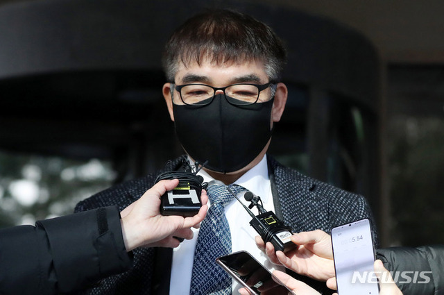 [서울=뉴시스] 정경심 전 동양대 교수 측 변호인인 김칠준 변호사가 27일 오전 서울 서초구 대법원에서 열린 정 교수에 대한 선고공판에 출석 한 후 입장을 밝히고 있다. 이날 대법원은 자녀 입시비리와 사모펀드 의혹으로 재판에 넘겨진 정경심 전 교수에 대해 징역 4년을 확정했다. 2022.01.27.