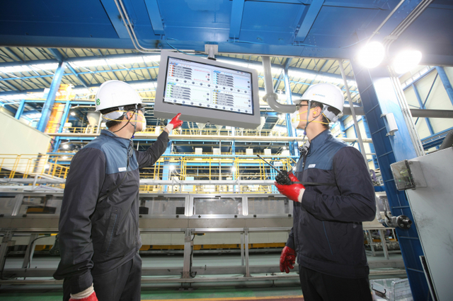 포스코케미칼 음극재 세종 공장 제조 공정에서 담당자들이 공정 현황을 체크하고 있다. (제공: 포스코케미칼)