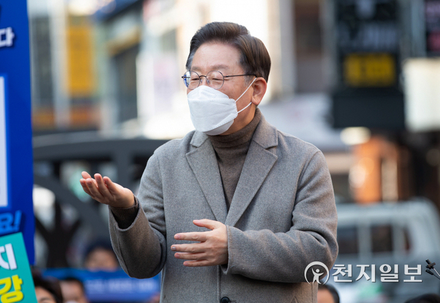 [천지일보=박준성 기자] 더불어민주당 이재명 대선 후보가 26일 경기 광명시 철산로데오거리에서 지지를 호소하고 있다. (제공: 민주당 선대위) ⓒ천지일보 2022.1.26