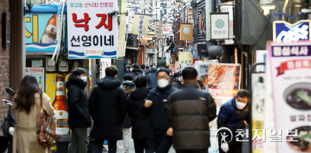 [천지일보=남승우 기자] 사회적 거리두기 조정안 발표를 하루 앞둔 13일 서울 중구 무교동의 먹자골목에서 직장인들이 점심식사를 하기 위해 이동하고 있다.오미크론 변이 등 코로나19 확산세가 좀처럼 누그러들지 않고 있어 정부는 현행 ‘사회적 거리두기’ 조치 2주 연장에 무게를 두고 있다. 사적모임 규모와 다중이용시설 운영시간을 제한하는 현행 조치가 큰 틀에서 유지될 것으로 보인다. 또 종료 시점이 설 연휴와 맞물려 있는 만큼 거리두기 연장 기간이 기존 2주보다 더 길어질 가능성도 있다. ⓒ천지일보 2022.1.13