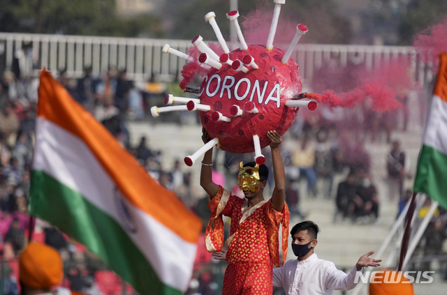 [잠무=AP/뉴시스] 인도 공화국의 날인 26일(현지시간) 인도 잠무에서 기념식에 참석한 학생들이 코로나19 바이러스를 형상화한 조형물을 들고 코로나19 종식을 기원하는 공연을 펼치고 있다. 인도는 1950년 1월 26일 헌법을 채택하고 공화국을 선포했다.