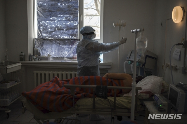 [모스크바=AP/뉴시스] 25일(현지시간) 러시아 남부 크라스노다르주 폴타프스카야 마을의 한 병원에서 의료진이 코로나19 환자를 치료하고 있다. 러시아 당국은 지난 2주 동안 코로나19 일일 확진자가 4배 이상 급증했다고 밝혔다.
