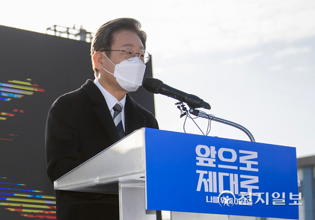 [천지일보=박준성 기자] 더불어민주당 이재명 대선 후보가 27일 광주 광산구 광주공항에서 지역발전 공약을 발표하고 있다. (제공: 민주당 선대위) ⓒ천지일보 2022.1.27