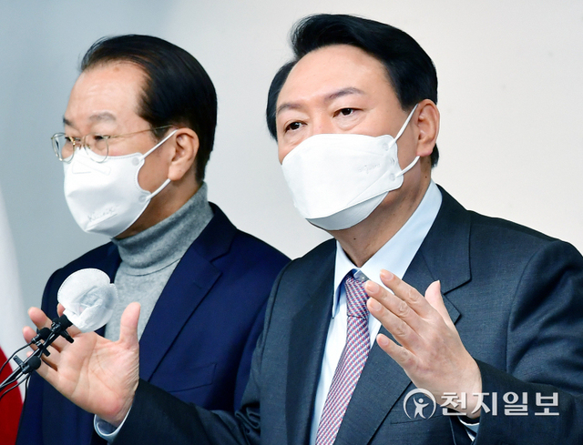 [천지일보=박준성 기자] 국민의힘 윤석열 대선 후보가 27일 서울 여의도 중앙당사에서 정치 분야 공약 발표를 마친 뒤 취재진의 질문에 답하고 있다. ⓒ천지일보 2022.1.27