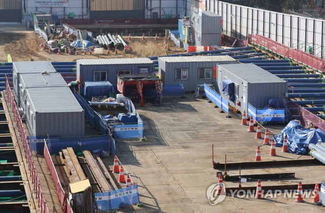 중대재해처벌법 시행 첫날인 27일 오후 10대 건설사 중 한 곳이 시공 중인 경기 고양시의 한 건설 현장이 텅 비어 있다. (출처: 연합뉴스)