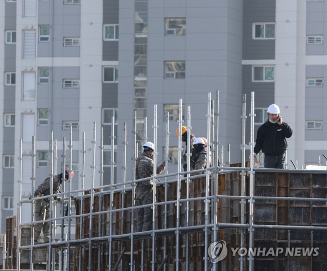 중대재해처벌법 시행 첫날인 27일 오후 경기도 고양시의 한 건설 현장에서 작업자들이 작업을 하고 있다. (출처: 연합뉴스)