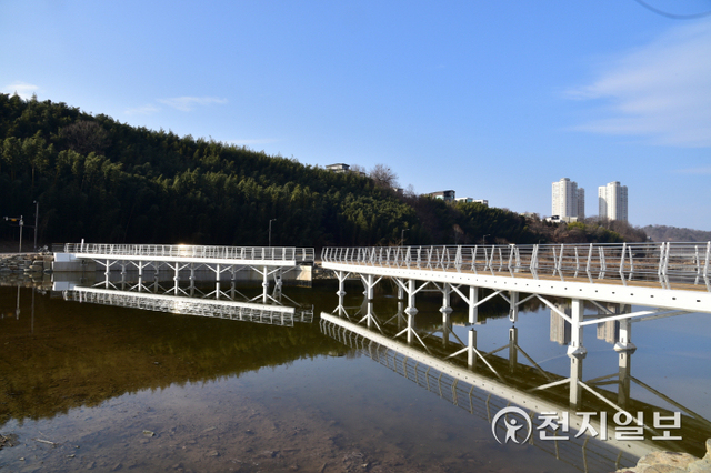 충무공동 접이식 보행교 ‘영천강 따스하리교’ 전경. (제공: 진주시) ⓒ천지일보 2022.1.27