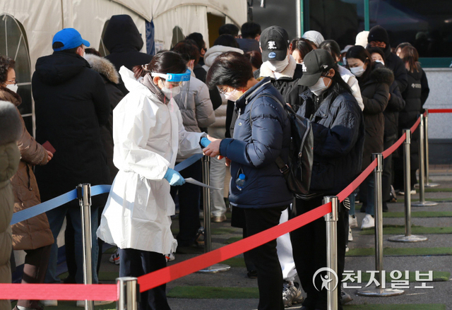 [천지일보=남승우 기자] 국내 오미크론 변이가 우세종이 된 뒤부터 신규 확진자 수가 연일 폭증하고 있는 가운데 27일 오후 서울 강남구보건소 선별진료소에서 시민들이 줄을 서서 코로나19 검사를 기다리고 있다. ⓒ천지일보 2022.1.27