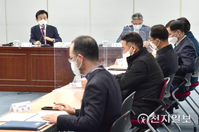 27일 진주시청 문화강좌실에서 조규일 진주시장 주재로 ‘스마트도시계획 수립 용역 최종보고회’가 열리고 있다. (제공: 진주시) ⓒ천지일보 2022.1.27