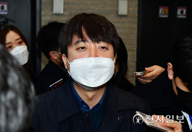 [천지일보=박준성 기자] 국민의힘 이준석 대표가 6일 오전 서울 여의도 중앙당사에서 나서며 취재진의 질문에 답하고 있다. ⓒ천지일보 2022.1.6