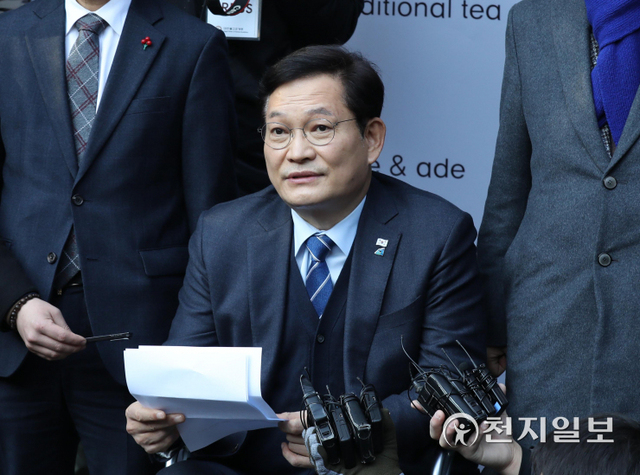 [천지일보=남승우 기자] 더불어민주당 송영길 대표가 21일 오후 서울 종로구 조계사에서 열린 ‘종교편향·불교왜곡 근절과 한국불교 자주권 수호를 위한 전국승려대회’에서 사과 발언을 위한 자리가 무산되자 취재진 앞에서 사과문을 낭독하고 있다. ⓒ천지일보 2022.1.21