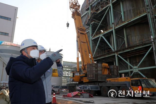 27일 영흥발전본부에서 김회천 한국남동발전 사장이 옥내저탄장 건설공사 현장을 점검 하고 있다. (제공: 한국남동발전) ⓒ천지일보 2022.1.28