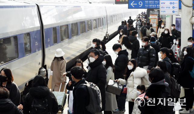 [천지일보=남승우 기자] 설 연휴를 하루 앞둔 28일 서울역에서 귀성객들이 열차에 탑승하고 있다. ⓒ천지일보 2022.1.28