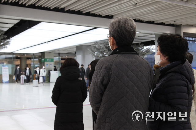 [천지일보=홍보영 기자] 설 연휴를 하루 앞둔 28일 고향으로 돌아오는 자녀를 한 부모가 기다리고 있다. ⓒ천지일보 2022.1.28