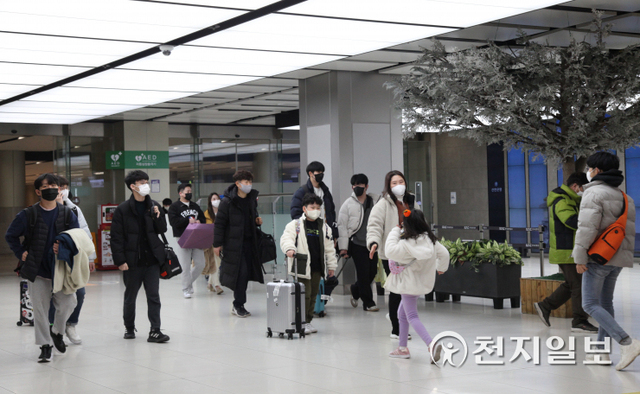 [천지일보=홍보영 기자] 설 연휴를 하루 앞둔 28일 김포공항에서 귀성객들이 나오고 있다. ⓒ천지일보 2022.1.28