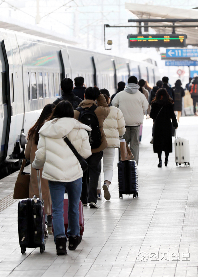 [천지일보=남승우 기자] 설 연휴를 하루 앞둔 28일 서울역에서 시민들이 귀성길에 오르고 있다. ⓒ천지일보 2022.1.28