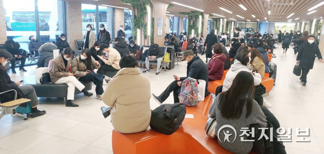 [천지일보=홍보영 기자] 설 연휴가 본격적으로 시작되기 전날인 28일 오후 서울버스터미널에서 귀성객들이 차량을 기다리고 있다. ⓒ천지일보 2022.1.28