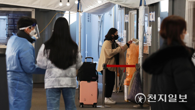 [천지일보=남승우 기자] 설 연휴를 하루 앞둔 28일 오전 서울역 광장 임시 선별검사소에서 캐리어를 끌고 온 시민이 신종 코로나바이러스 감염증(코로나19) 검사를 받고 있다. 방역당국에 따르면 이날 코로나19 신규 확진자는 1만 6096명으로 나흘 연속 최다치를 기록했다. ⓒ천지일보 2022.1.28