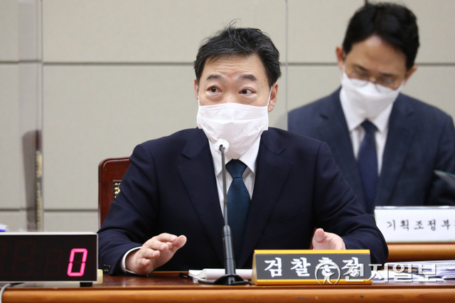 [천지일보=박준성 기자] 김오수 검찰총장이 18일 서울 서초구 대검찰청에서 열린 국회 법제사법위원회의 대검찰청에 대한 국정감사에서 의원들 질의에 답하고 있다. (공동취재사진) ⓒ천지일보 2021.10.18