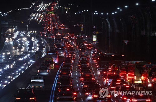 설 연휴 시작이자 금요일인 28일 오후 퇴근시간에 경부고속도로 잠원IC 인근 부산방향(오른쪽) 도로가 정체되고 있다. (출처: 연합뉴스)