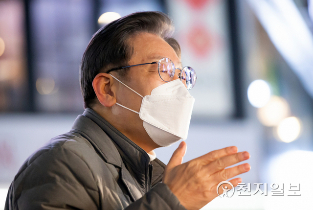 [천지일보=박준성 기자] 더불어민주당 이재명 대선 후보가 27일 오후 호남정치 1번지 광주 동구 충장로에서 열린 즉석 거리연설에서 시민들에게 지지를 호소하고 있다. (제공: 민주당 선대위) ⓒ천지일보 2022.1.27