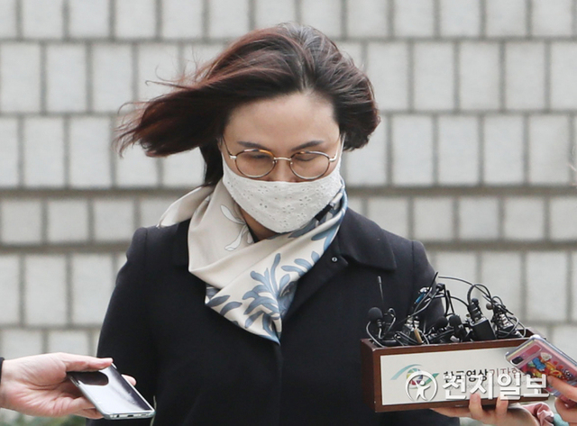 [천지일보=남승우 기자] 자녀 입시비리, 사모펀드 의혹 등으로 재판에 넘겨진 정경심 동양대 교수가 23일 징역 4년과 벌금 5억원을 선고받고 법정 구속됐다. 앞서 검찰은 지난달 5일 결심 공판에서 정 교수에게 징역 7년에 벌금 9억원, 추징금 약 1억 6462만원을 구형했다. 사진은 이날 오후 정 교수가 서울 서초구 서울중앙지방법원에서 열린 1심 선고공판에 출석하고 있는 모습. ⓒ천지일보 2020.12.23