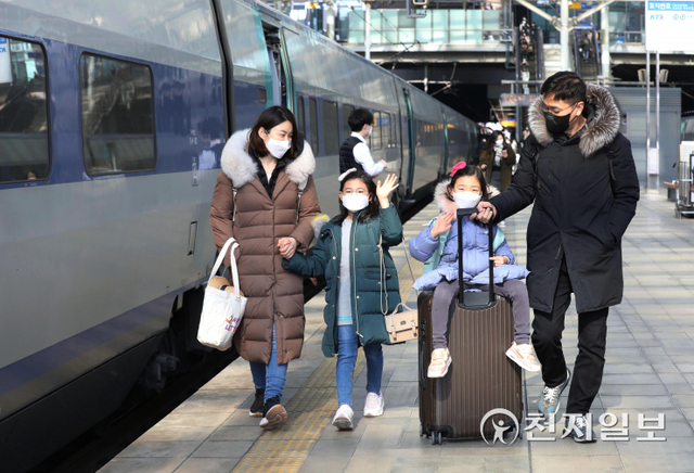 [천지일보=남승우 기자] 설 연휴를 하루 앞둔 28일 서울역에서 한 가족이 귀성길에 오르고 있다. ⓒ천지일보 2022.1.28