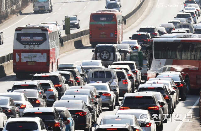 [천지일보=남승우 기자] 설 연휴 첫날인 29일 오후 서울 서초구 잠원IC에서 바라본 경부고속도로 하행선 방향에 차량이 몰려 정체가 이어지고 있다. 한국도로공사는 이날 정오쯤 가장 혼잡하고 저녁 7시에서 8시 사이 정체가 해소될 것으로 내다봤다. ⓒ천지일보 2022.1.29