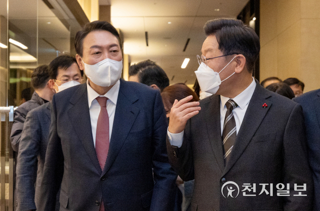 [천지일보=박준성 기자] 더불어민주당 이재명 대선 후보와 국민의힘 윤석열 대선 후보가 28일 서울 여의도 페어몬트 앰배서더 서울 호텔에서 열린 ‘국가균형발전을 위한 지방소멸대응특별법안’ 국회발의 간담회에 참석하고 있다. (제공: 민주당 선대위) ⓒ천지일보 2021.12.28