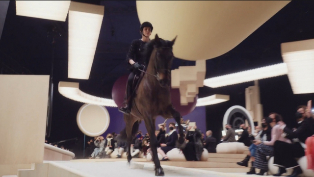 샤넬 홈페이지에 올라온 ‘2022 S/S 오트쿠튀르 패션쇼’ 영상 캡처.